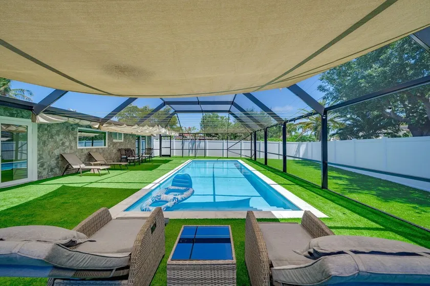 Modern House Walking to the Beach in the Cove of Deerfield Beach Florida - Image 1