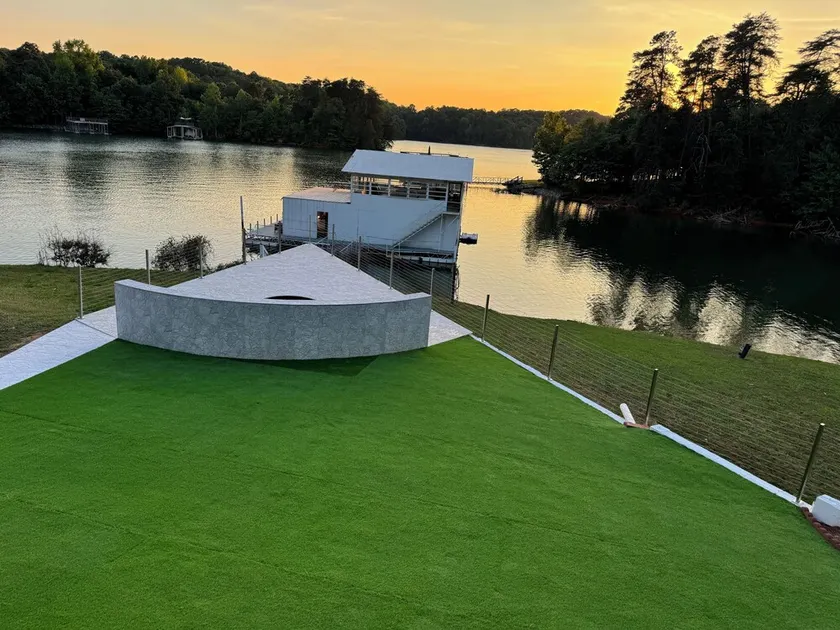 Lakeside Haven: Hot Tub! Wi-Fi! Free Parking! Private! Beach! Centrally located. - Image 1