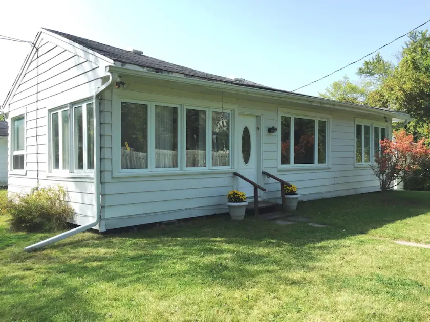 Cottage familiar no Lago Simcoe com acesso privado à praia - Image 1