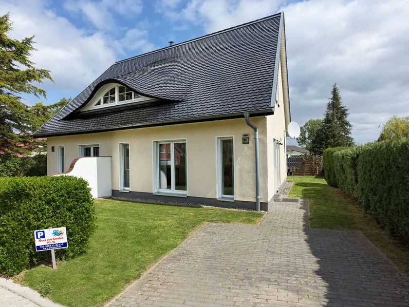This holiday home has a living space of 110 m², sleeps up to 6 people, two parki - Image 1