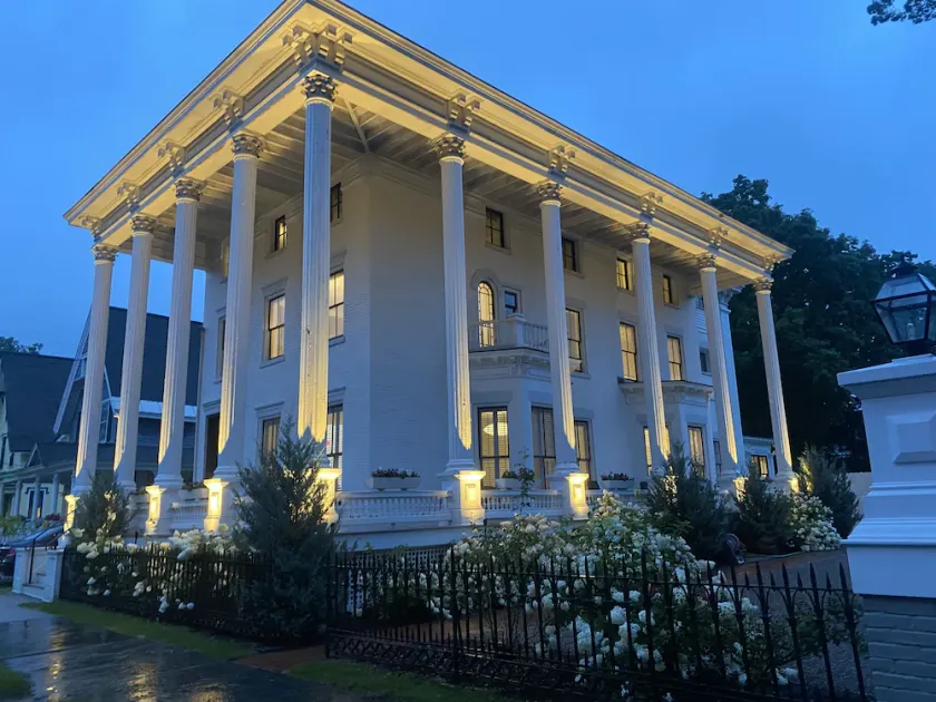 Stunning Mansion in the center of town - Image 1