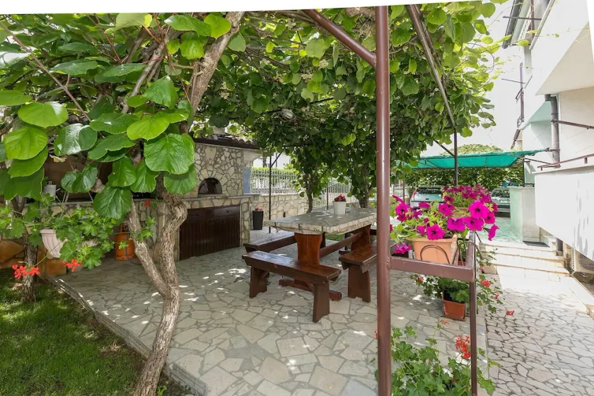Fully equipped one bedroom apartment in Porec in a top location near the beach, barbecue - Image 1