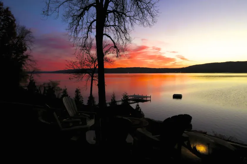 SPEKTAKULÆR ØSTSIDES BOTTAGE PÅ KEUKA LAKE - Image 1