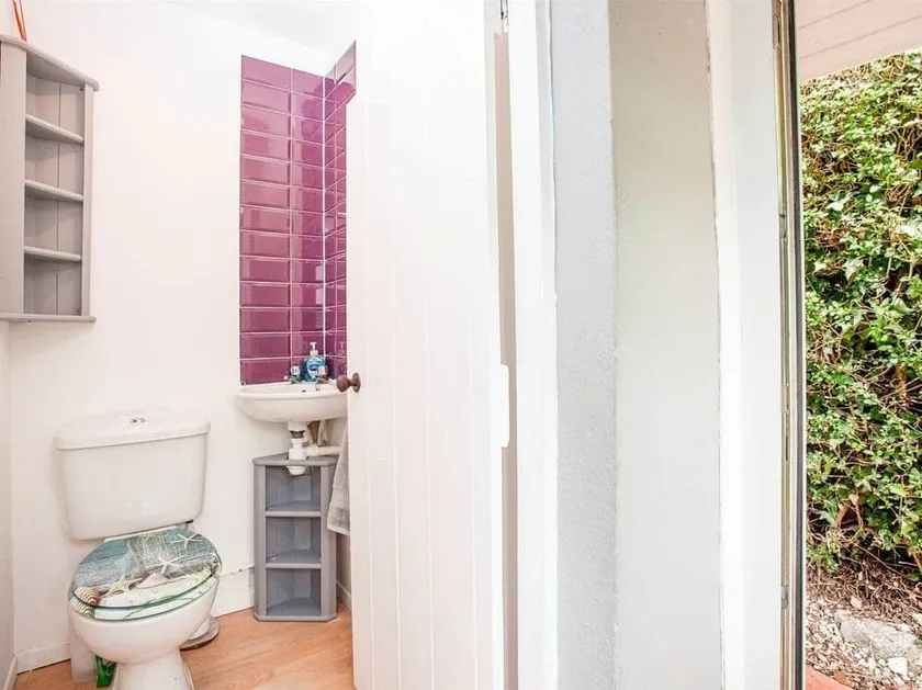 Cheerful 6 bedroom property with cinema room - Image 1