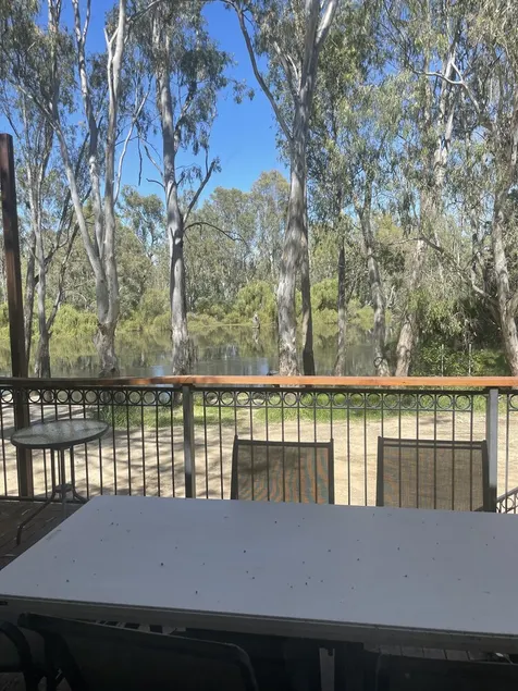 Large home overlooking the Ovens River. Great boating & close to wineries. - Image 1