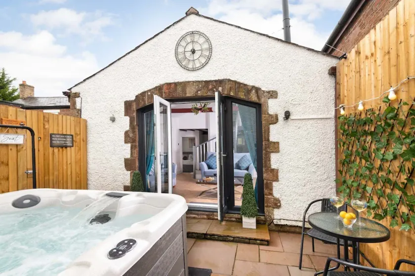 Beautiful 2-bed Cottage in Brampton - Image 1