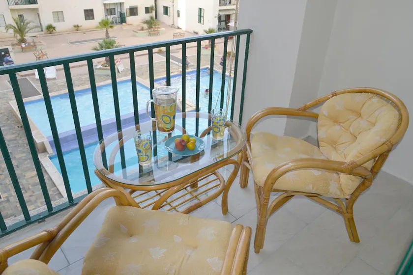 Modern 3 bedroom apartment with communal pool Sleeps 8 - Image 1