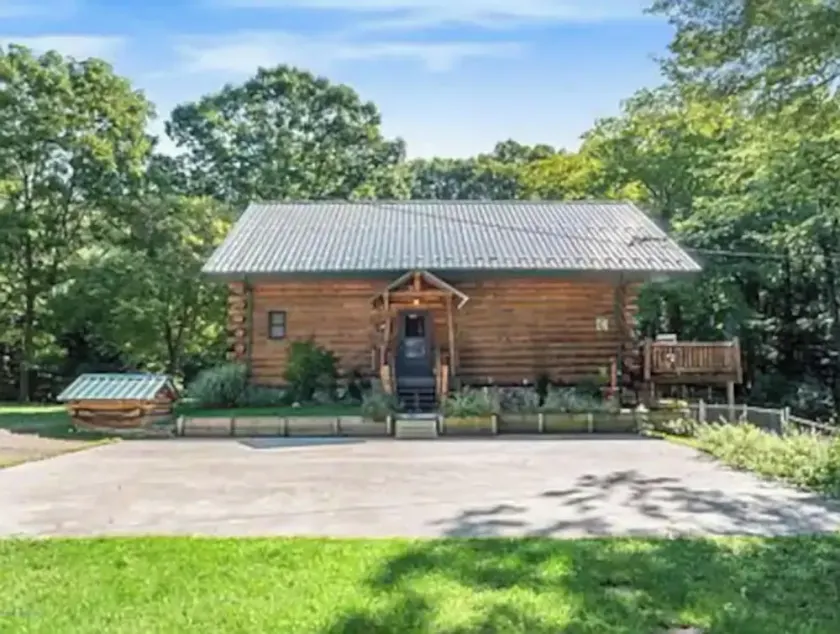 Luxury log cabin w/ access to Ford Lake! Sleep 14 - Image 1