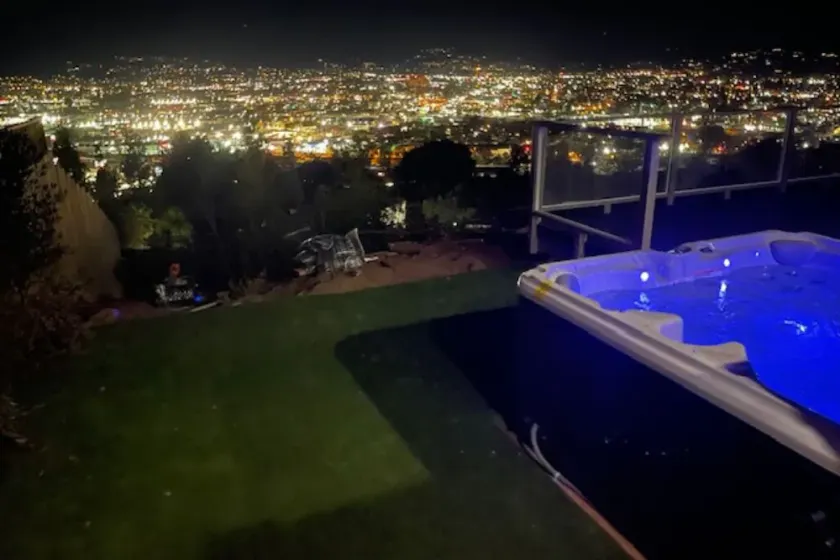 Close to Beaches, Spectacular Views w/hot tub - Image 1