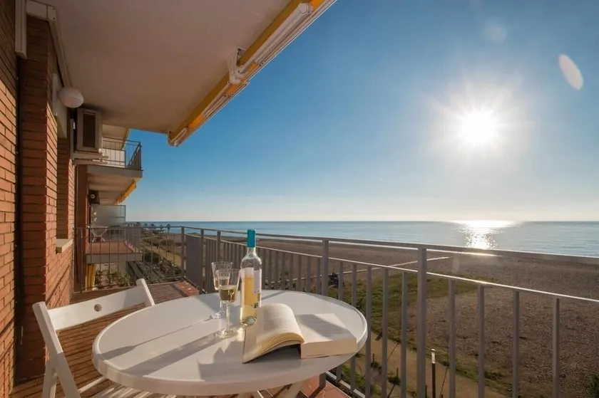 Appartement avec vue sur mer, terrasse et face à la plage - Image 1