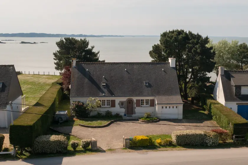Family home with the ocean at the end of the garden. - Image 1