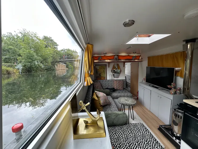 London Dutch Barge - Sleeps 3 & Cosy Fireplace - Image 1