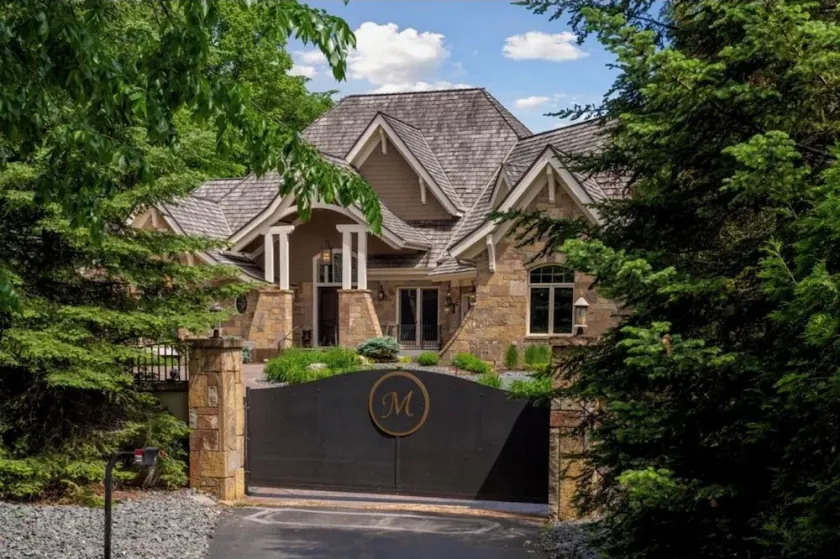 Lake Minnetonka, Maple Ridge Manor-Sleeps 18, Lake, Dock & Private Pool & spa - Image 1