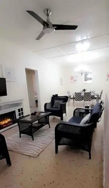 Spacious 2 bed one bath unit. - Image 1