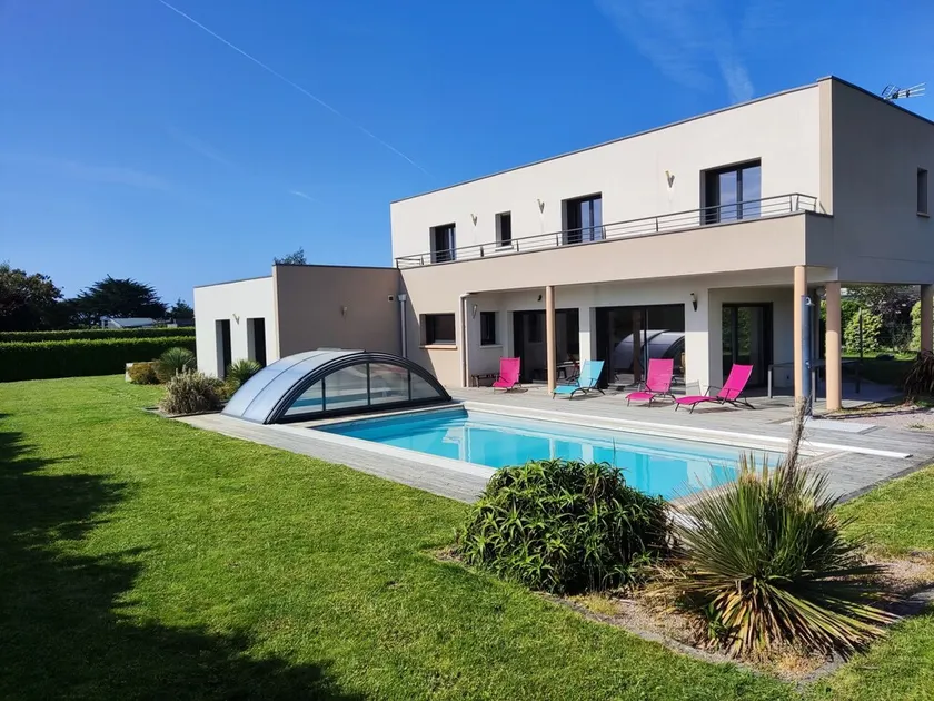 Villa moderna a Les Sables d'Or con piscina riscaldata - Image 1