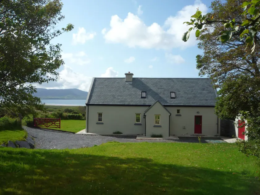 Traditional style cottage free WiFi short walk from Reenroe Beach Ballinskelligs - Image 1