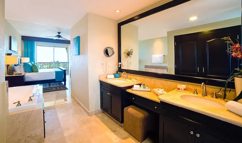 2 Bedroom Condo on Beach & close to Isla Mujeres Ferry - Image 1