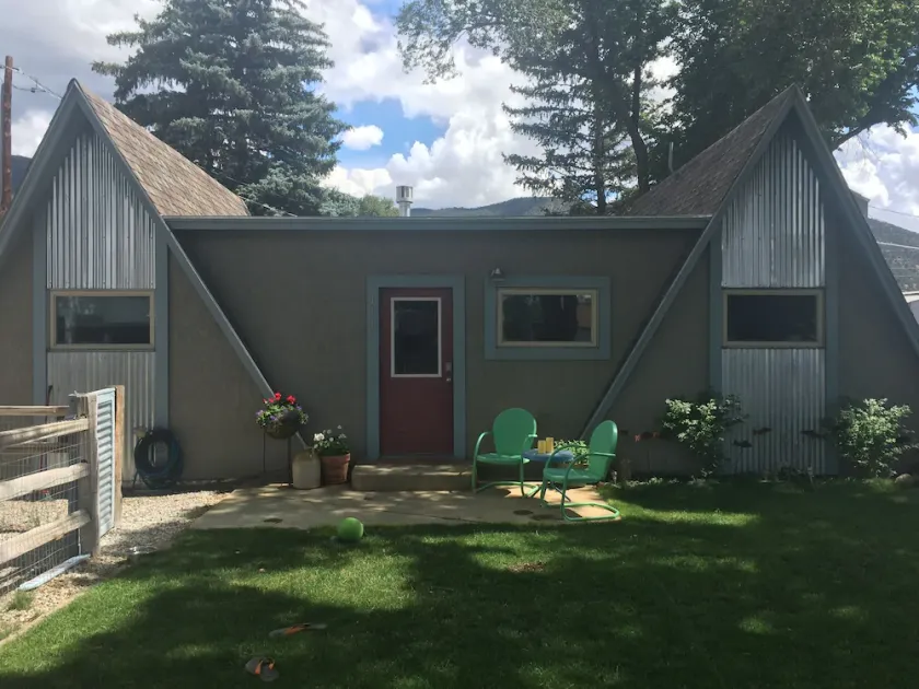 Cozy & clean single family home, pet-friendly, large fenced yard, walk downtown - Image 1