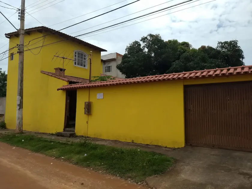House with Colonial-Style Veranda - lawn area - Image 1