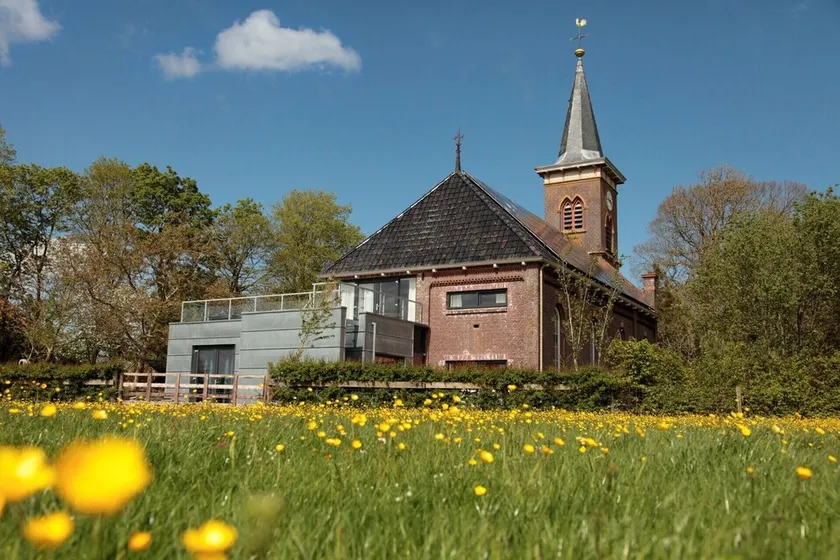 Une église de vacances de luxe avec jardin et vue - Image 1