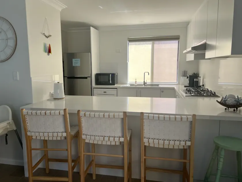 Villa, free fast WIFI, 150m to beach, quiet, fenced, 2 car undercover parking - Image 1