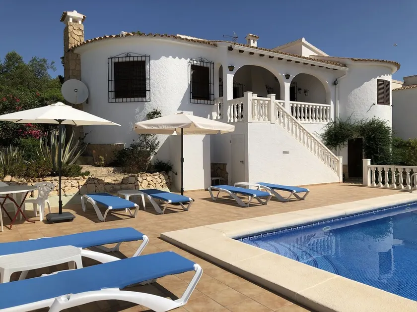 Villa with private swimming pool and sea view - Image 1