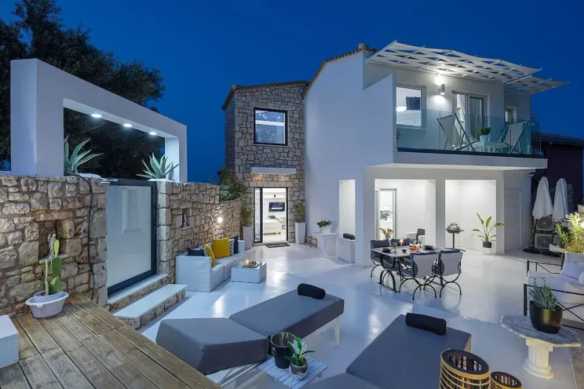 Luxury private villa with pool and sea view - Image 1