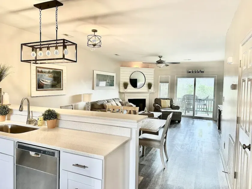 Gorgeous waterfront 2 bed 2 bath condo full amenities Mariners Landing resort - Image 1