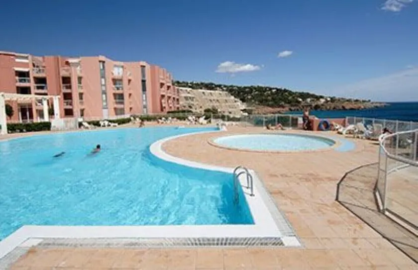 Charmant studio avec piscine et vue sur mer pour 4 personnes en Rez de Jardin - Image 1