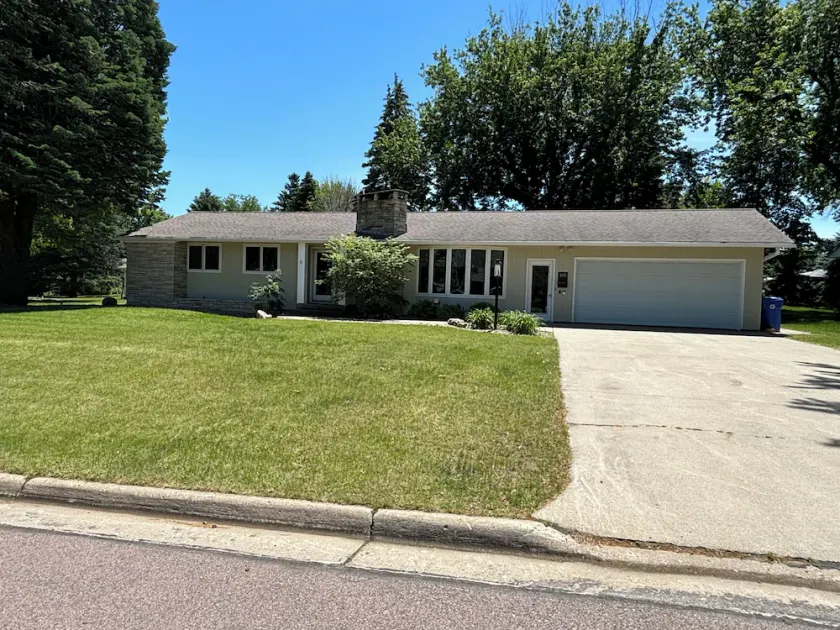 Spacious 3 Bedroom Home in a Quiet Neighborhood Near the University - Image 1