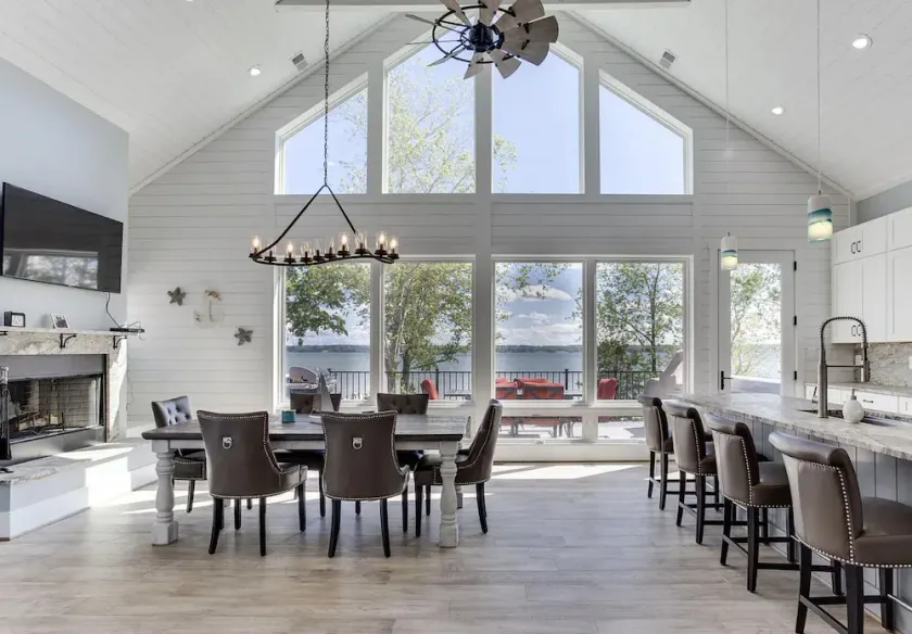 Luxury estate with jacuzzi and private pier - Image 1