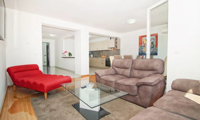 ESMA 2 - Deluxe Apartment - Image 1