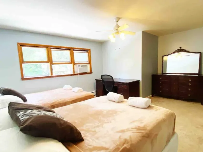 Large,Cozy,Bright Apartment, Business Themed. - Image 1