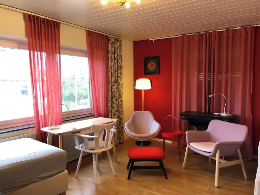 Red Floor in Franconian design, south-facing balcony only 50 steps to cycle path - Image 1
