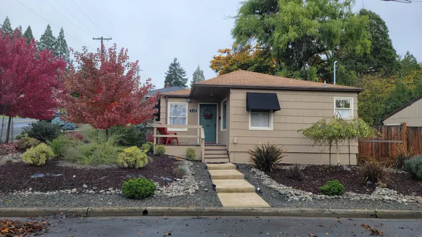 Heavenly Bungalow, immaculately clean, close to downtown! - Image 1