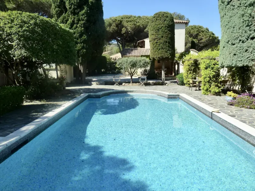 MAS DE CHARME SUR 4000m2, PISCINE PRIVEE, PLAGE A 200m, CALME\n4 CHAMBRES 4 SDB - Image 1