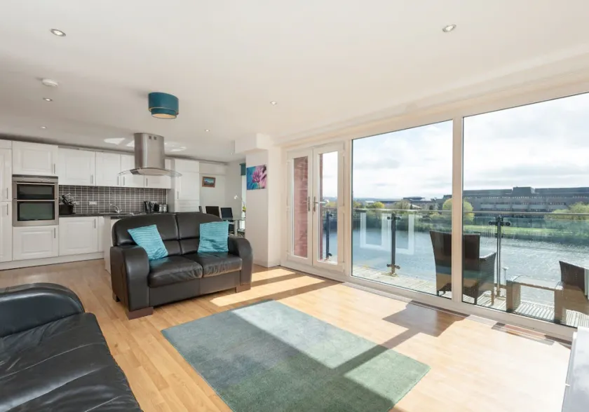 Modern, spacious 3-bedroom apartment in the heart of Glasgow's city centre. Sleeps 7. - Image 1