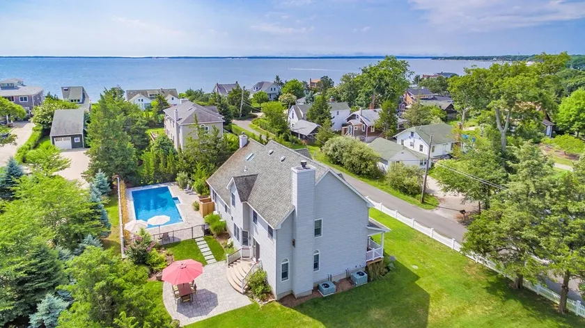 Mattituck Beach Gem. Spacious & Gorgeously Renovated Beach House Steps to Bay. - Image 1