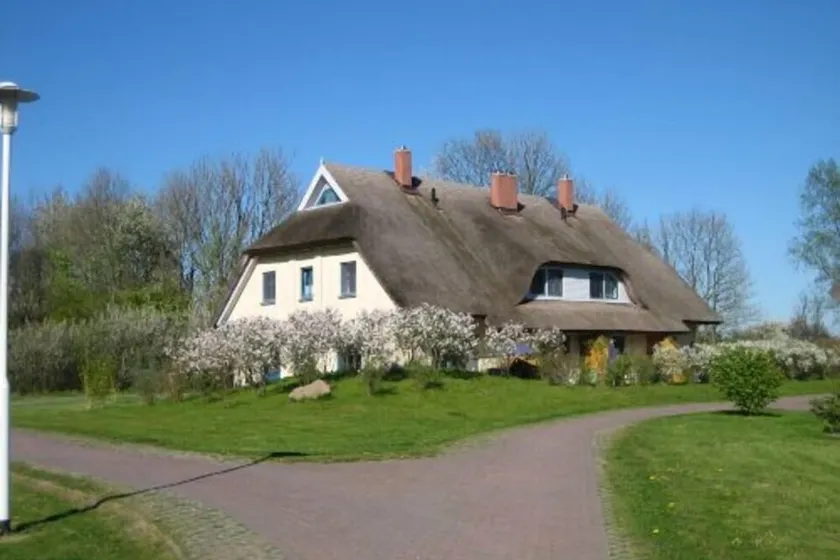 Ferienhaus Malve 2 – Familienglück unter Reet mit Platz für Zwei- und Vierbeiner - Image 1