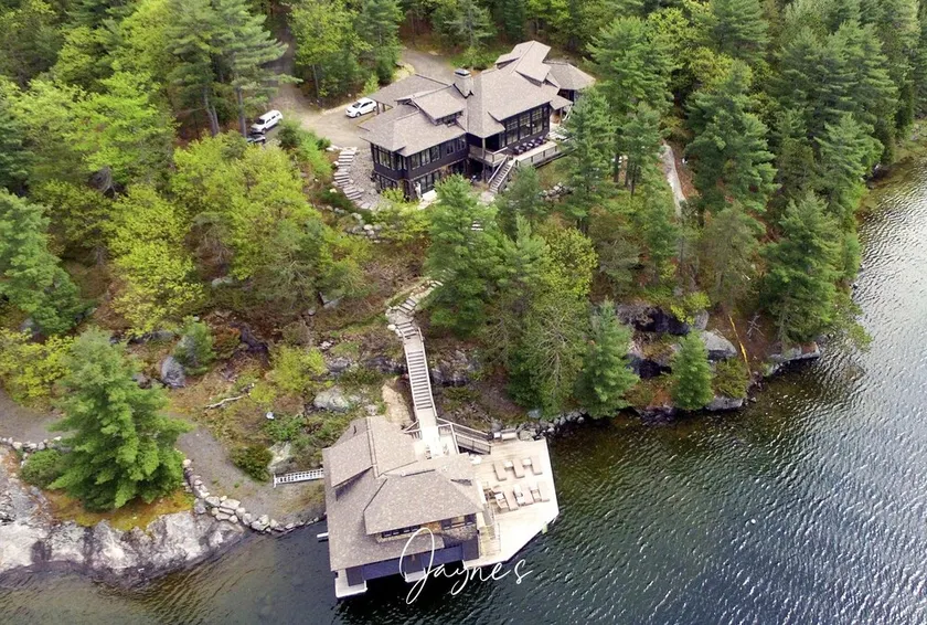 Gorgeous 6 bedroom | 6 bathroom cottage with living quarters in Boathouse! - Image 1