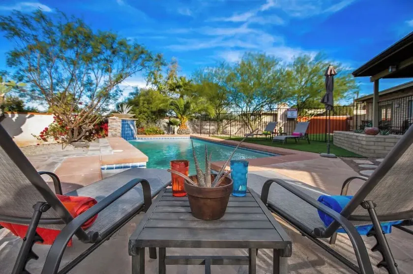 Mid century oasis with beautiful surroundings+ Tesla charger available - Image 1