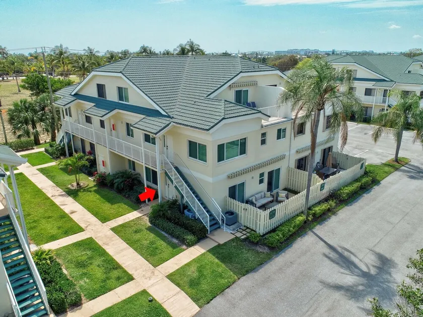 Updated modern 1st floor condo on Carlin Park and close walk to the ocean - Image 1