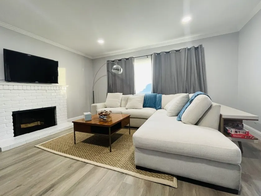 Bright modern home near Santana Row, Apple - Image 1