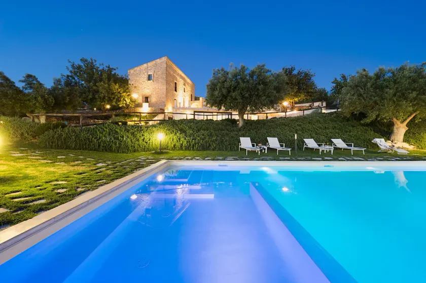 Villa with pool, wellness area and private tennis court - Image 1