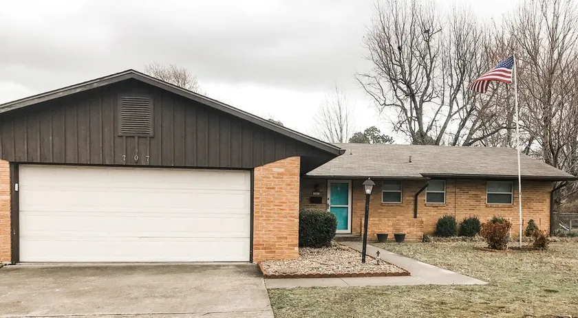 Entire House in the Heart of NW AR with Office Space - Image 1