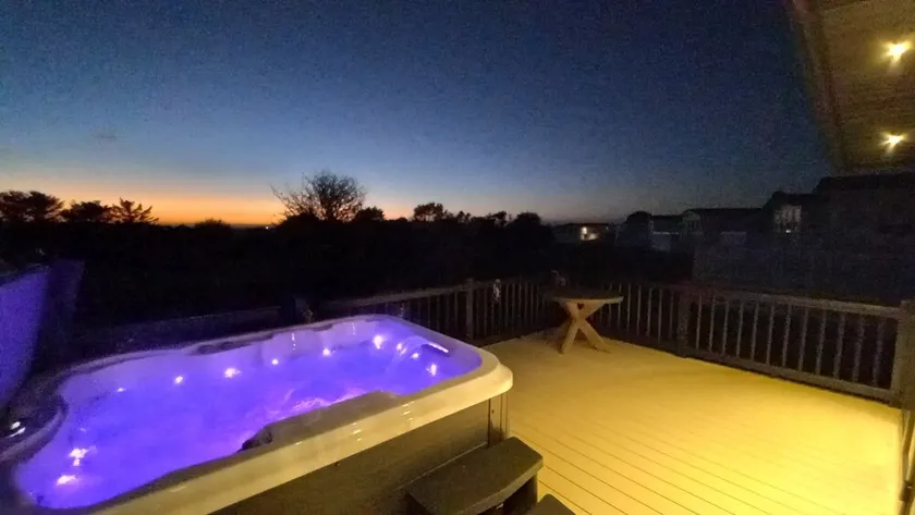 Twilight Lodge & Hot Tub (2 Bd rm) 2.5 miles to beach, peaceful setting. - Image 1