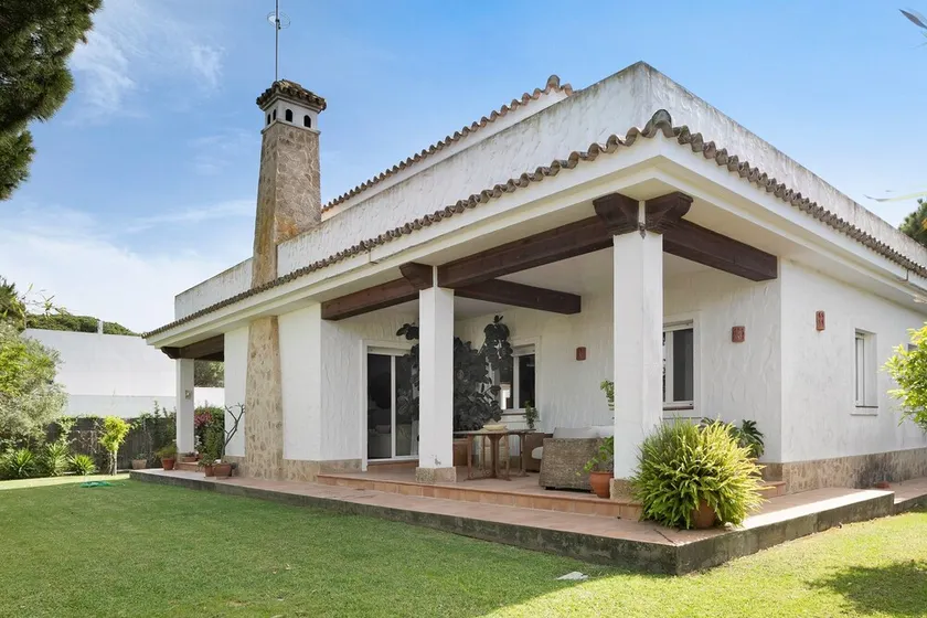 Villa 'Sol, Playa Y Diversion En Roche' mit privater Terrasse, WLAN und Klimaanlage - Image 1