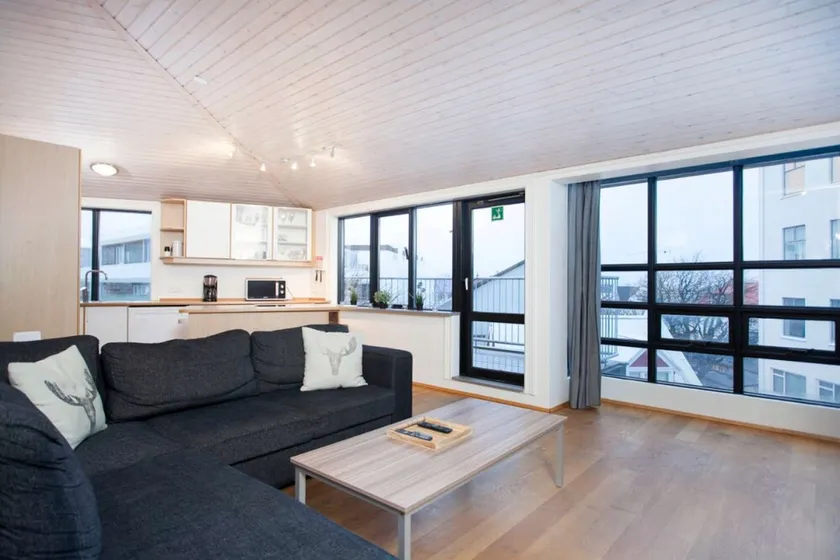 Located in downtown Reykjavik, on the corner of Laugavegur and Skólavörðustígur. - Image 1