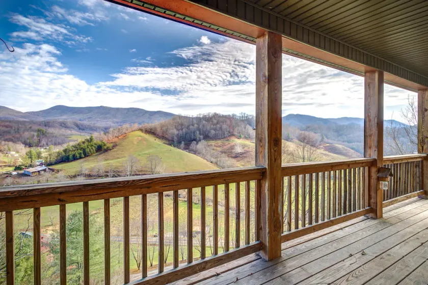 Your Secluded Retreat with Breathtaking Views, Hot tub & Game room - Image 1