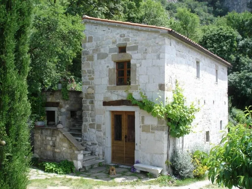Podpec: Casa histórica rodeada de vegetación con absoluta privacidad - Image 1